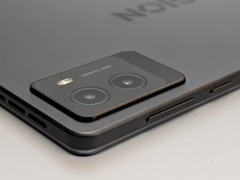 背面カメラは1300万画素+マクロ200万画素という構成。やや出っ張りがある