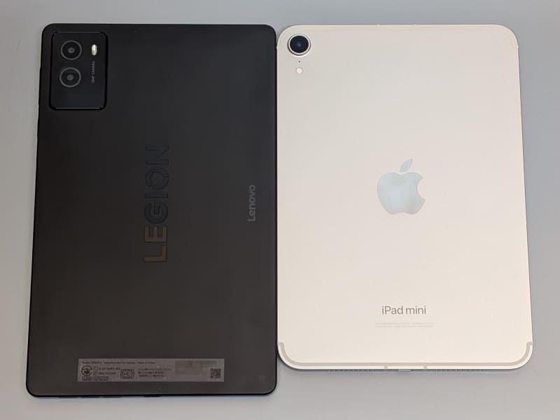 背面の比較。カメラまわりの違いが目立つ