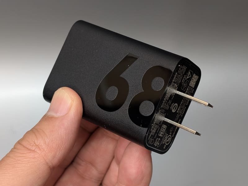 本体に付属する充電器は最大68Wと、かなりパワフルな仕様だ。ちなみに製品ページには68Wの急速充電に対応とされているが、市販充電器では45Wまでしか計測できなかった