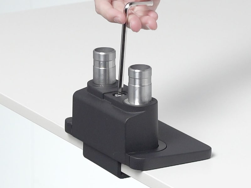 上からクランプを固定するネジを締めることができる