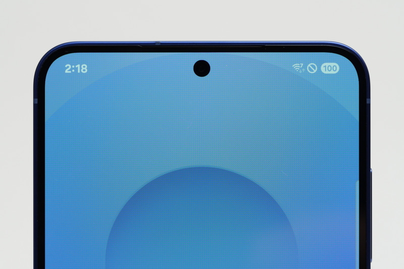 前面カメラは従来モデルと同じ仕様。パンチホールで搭載