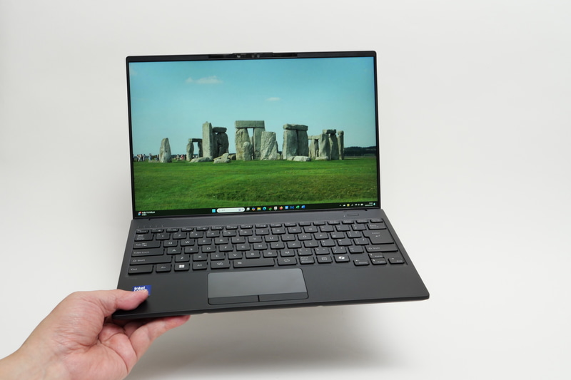 さすがに634gのFMV Zeroと持ち比べるとかなり重く感じるが、もちろん片手で軽々持てるし、荷物の軽量化に貢献できる印象だ