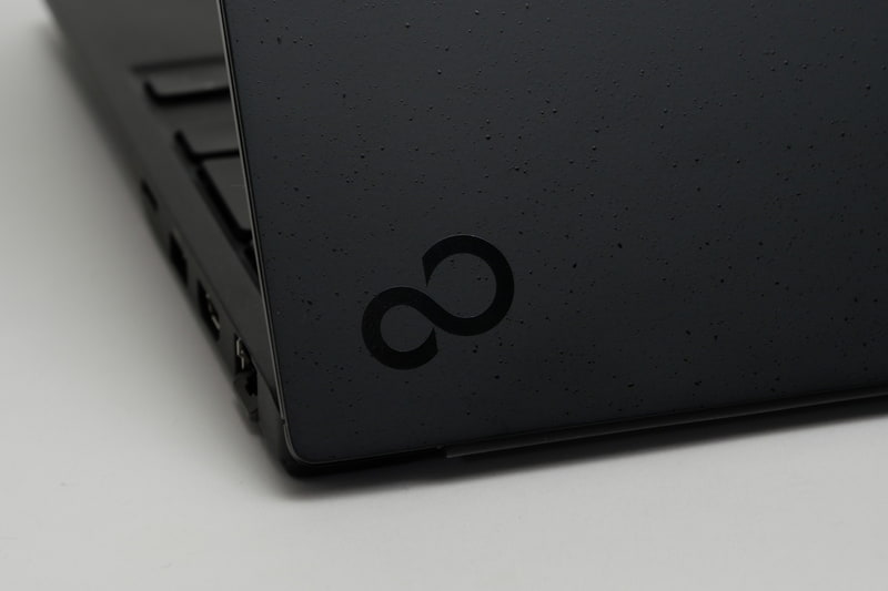 天板の富士通マークは、左下に小さく刻まれるだけとなって、WU2/E3より目立たなくなった