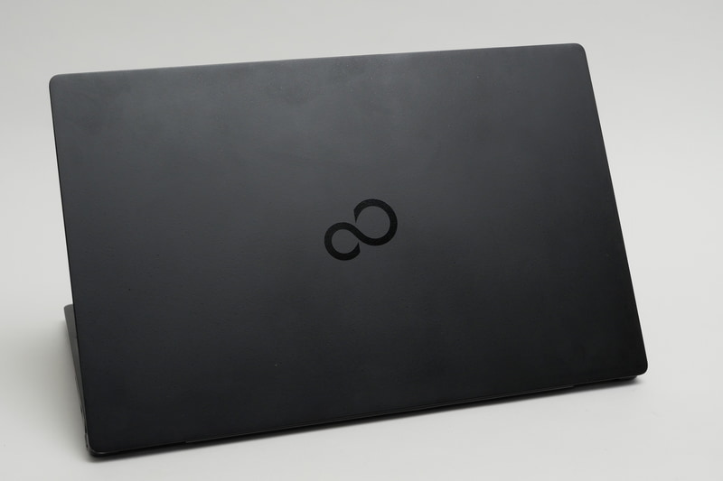 こちらはWU2/E3の天板。富士通ロゴが中央にあり、それなりに目立っている