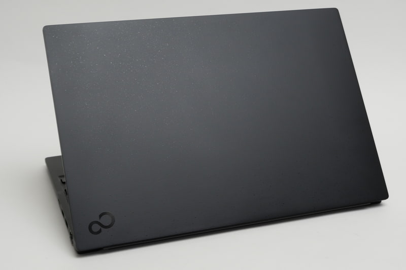 マークがなくなったわけではないが、天板中央ではなくなっただけでかなり印象が変わる