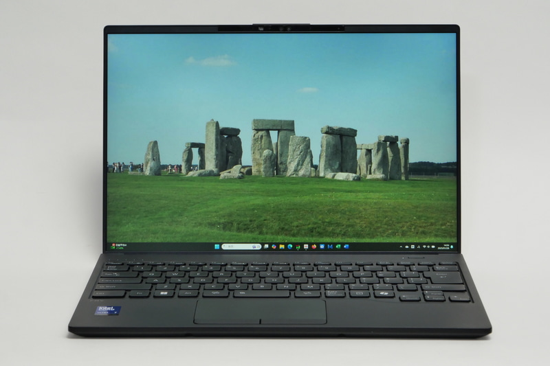 WU1-K1はディスプレイが4辺狭額ベゼルとなったことで、下部のFujitsuロゴはない