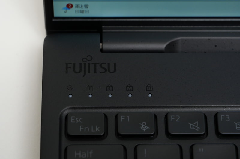 FMV Zeroでは、キーボード左上にFujitsuロゴが刻まれている