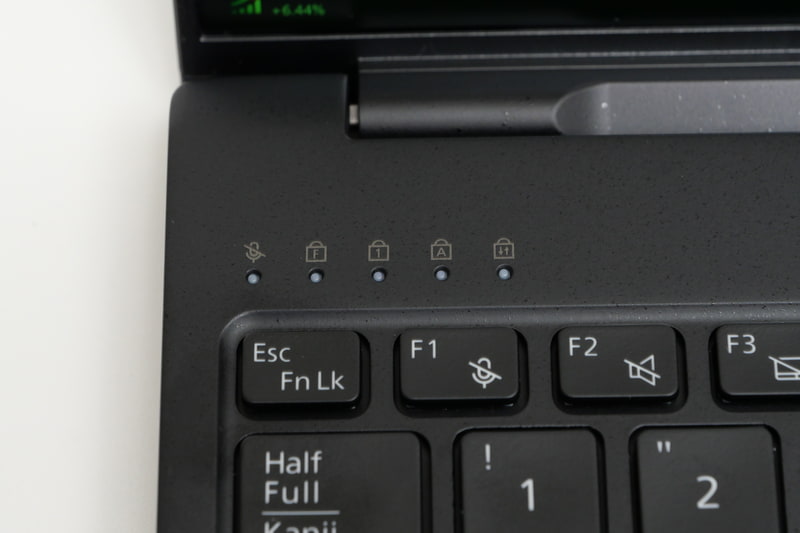 WU1-K1ではキーボード左上にもFujitsuロゴはない