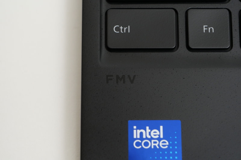 WU1-K1では、キーボード左下にFMVロゴが控えめに刻まれるようになった