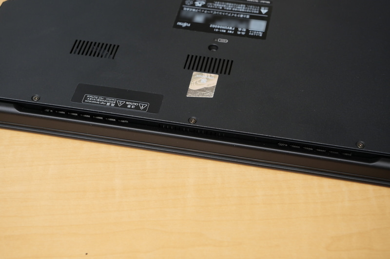 WU1-K1のCPUクーラー排気口は、ディスプレイを閉じた状態で背面からやや内側に用意されるように変わっている