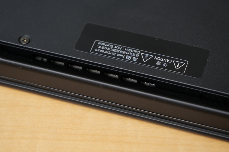 ディスプレイを閉じても排気口付近が斜めに切り落とされているため、排気を妨げない