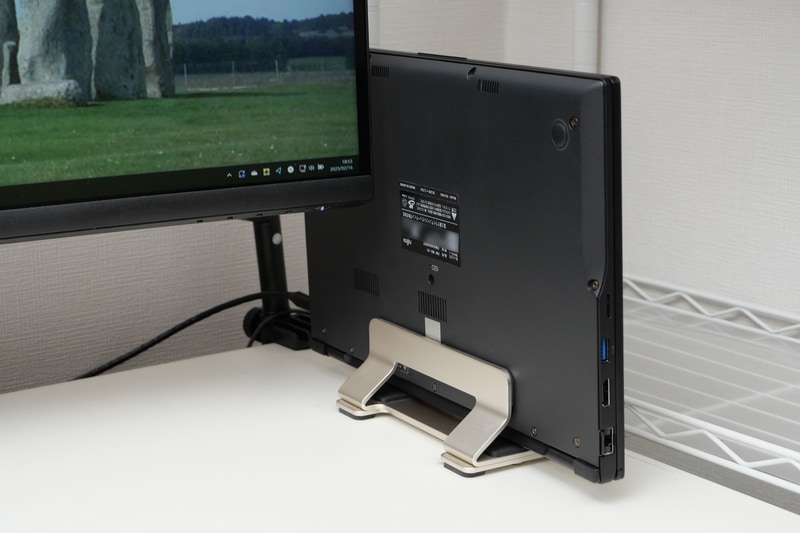 自宅では、このように縦置きスタンドにWU1-K1をディスプレイを閉じて置いて利用している