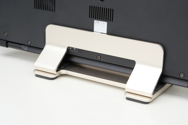 縦置きでもスタンドで排気口が塞がれる心配がなく、安心して利用できる