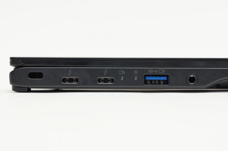 左側面にはThunderbolt 4 2基、USB Type-A、3.5mmオーディオジャックを配置