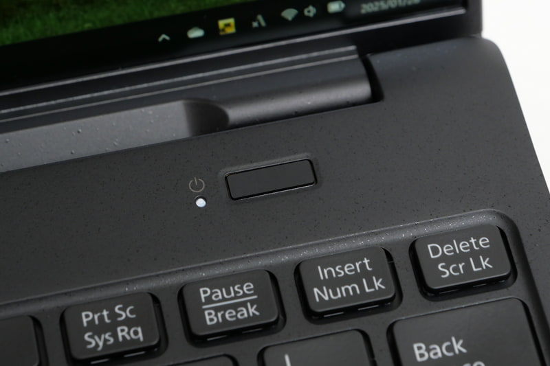 電源ボタンは従来同様、指紋センサー一体型だ