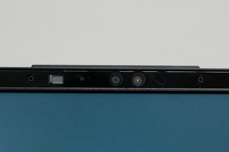 ディスプレイ上部のカメラは顔認証カメラとなり、利便性が向上