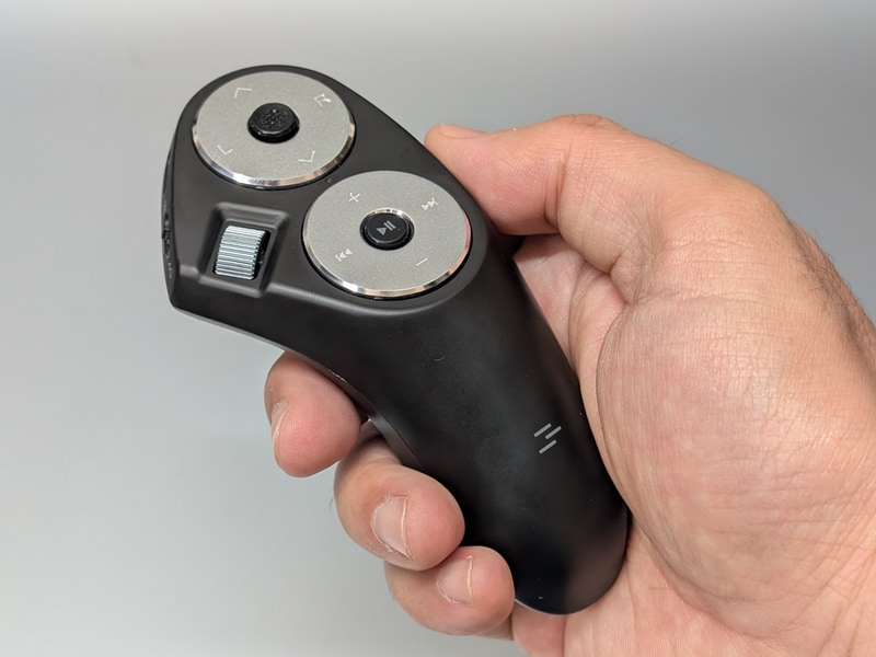 右手専用の設計。パッケージには本体のほか充電ケーブルが付属する