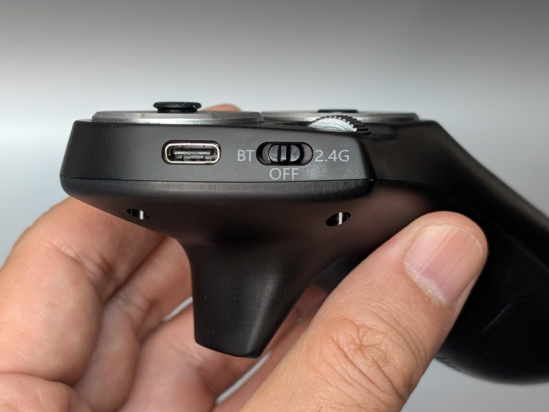 接続方式はBluetoothおよび2.4GHzの2通りで、先端のスイッチでどちらかを選択する。充電はUSB Type-Cで行なう