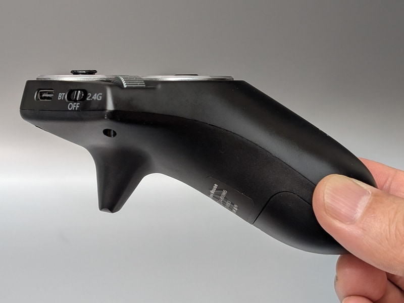 左側面。筐体下部には指をかける突起がある