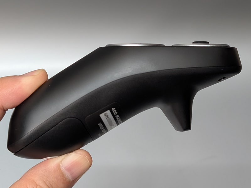 右側面。左側面も含め、特にボタンやポート類はない