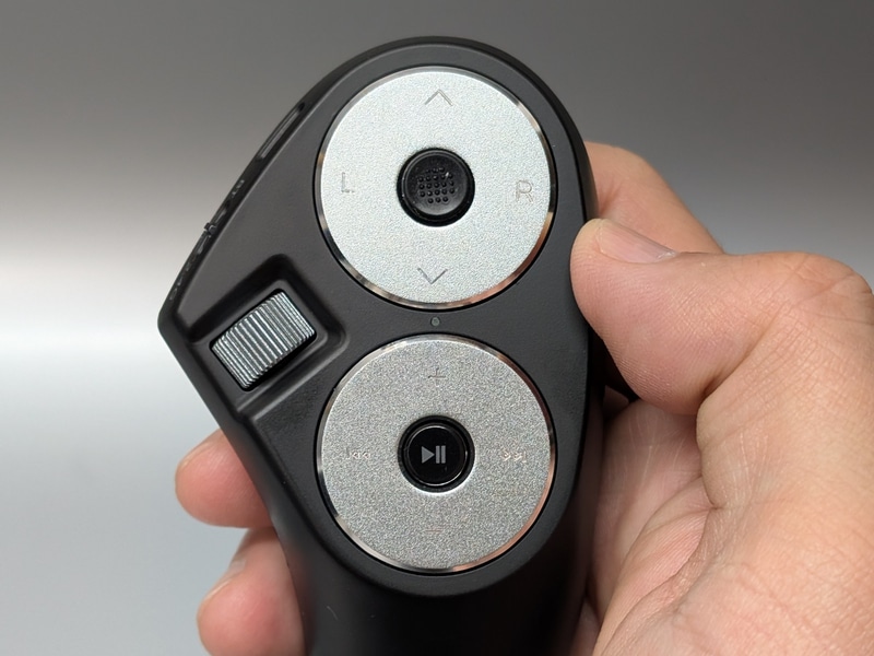 円形のコントローラ部を上下に2つ備える。上はマウス操作用、下はメディア操作用。左にはホイールも搭載する