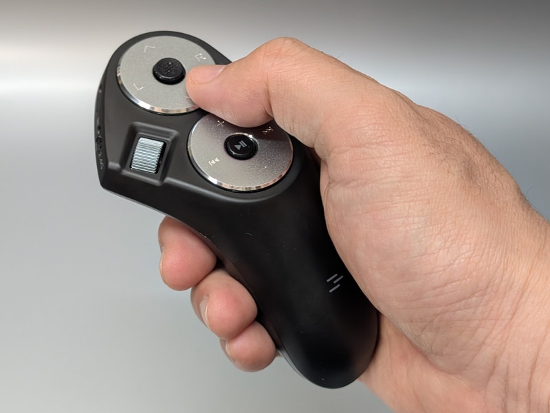 親指一本ですべての操作を行なうレイアウトを採用する