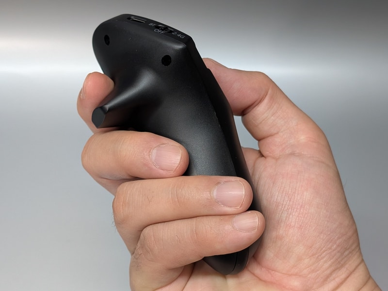 底面の突起に人差し指を掛けて握るのが基本スタイル