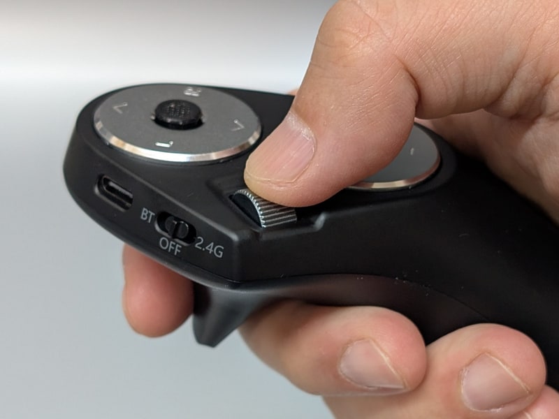 ホイールもやはり親指で操作する。試した限り、スクロールの滑らかさはアプリによってかなりの違いがある