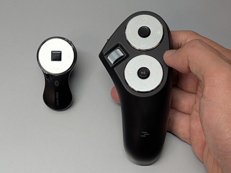 コントローラ部がひとつだけの旧来のタイプ(左)と異なり多彩な操作に対応できるが、どこを押してよいか迷うこともしばしば