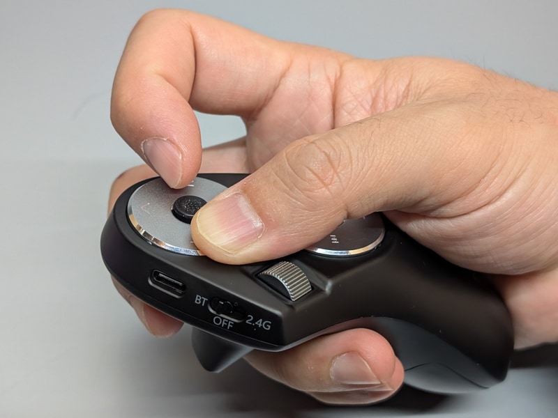 2つのボタンを併用する場合は押し方がアクロバティックになることも