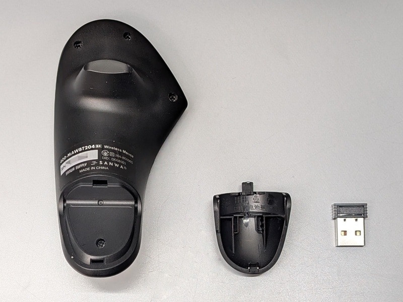 尾部には2.4GHzでの接続に使うUSBドングルを収納できる。タブレットではなくPCで使う場合はこちらの出番も多くなるだろう