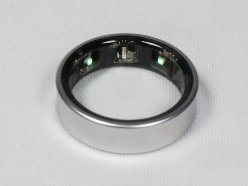 Galaxy Ringの内側には脈拍などを計測するセンサーが備わっている