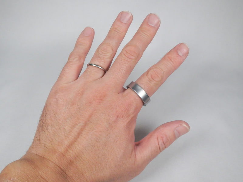 「Galaxy Ring」を装着したところ。肌に接するのは指だけと非常に狭いので、スマートウォッチなどと比べ体にかかる負担は小さくて済む