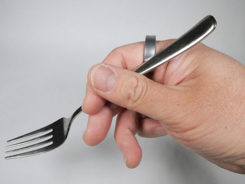 装着する指によっては、作業時に道具と当たってしまうことなどもある