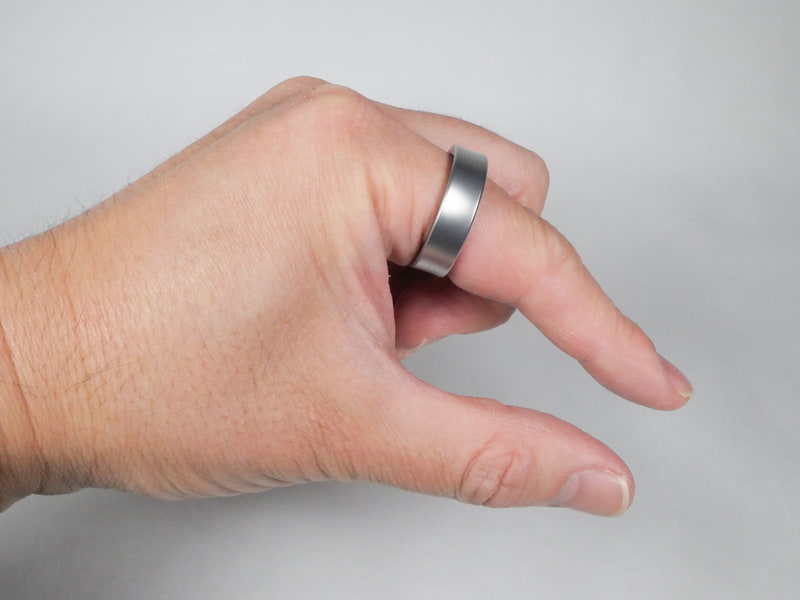 利用できる機能は少ないが、「ダブルピンチ」ジェスチャーでスマホの操作ができる。ちなみに人差し指に装着していなくてもダブルピンチの反応はする