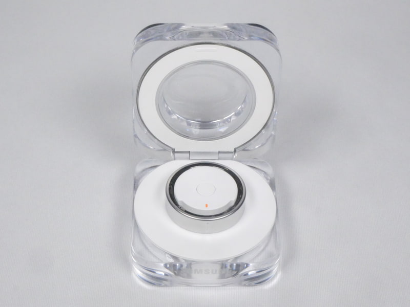 Galaxy Ringの充電は専用ケースに入れるだけでよい。ケースには蓋が付いているので、充電中に紛失するリスクも抑えられている