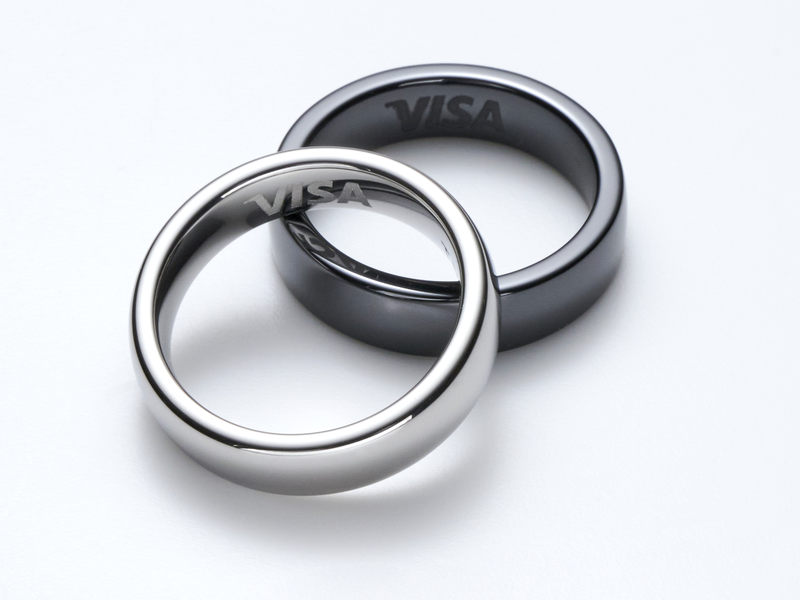 決済タイプのスマートリングの1つ「EVERING」。スマホと連携し、指でタッチするだけでVisaのタッチ決済が利用可能だ(出所:EVERING)