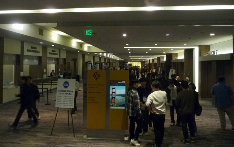 メイン会場である地下2階の宴会場フロア。2月16日午後に筆者が撮影したもの。プレイベント日なのでロビーは人数が少ない。なおメインイベントが始まる17日以降は、休憩時間になるとロビー内は大混雑する。雑談中の参加者に半ばぶつからないと、通行できない