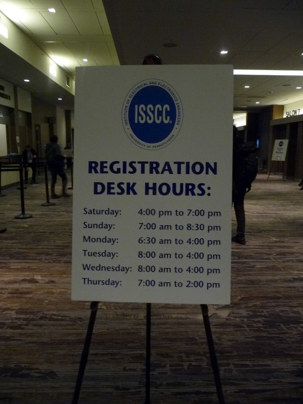 参加登録の受付時間を知らせる案内板。2月16日午後に筆者が撮影したもの