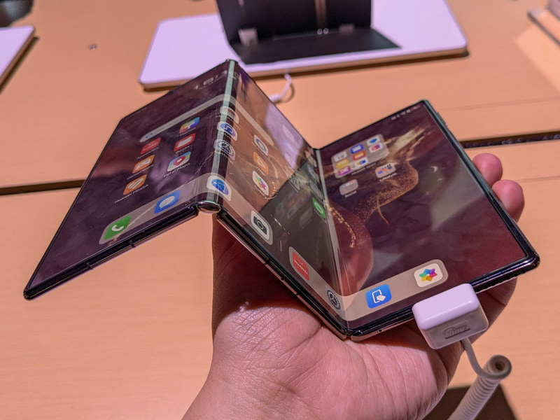 独自のヒンジシステムで3つ折りできる