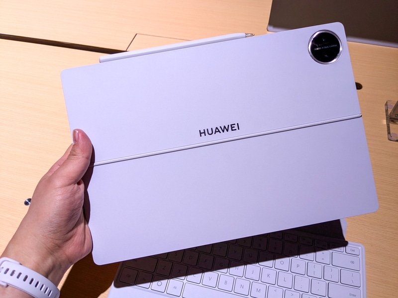 背面(Smart Magnetic Keyboardのスタンド部装着時)