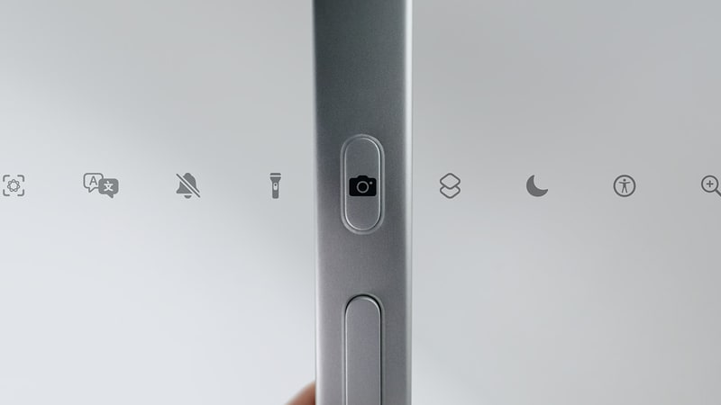 左側面にはアクションボタンを装備