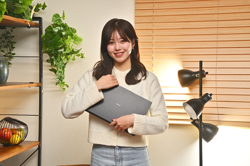 片手でも余裕で持てる920gの軽さを実現。これなら毎日持ち歩くとしても身体への負担を軽減できる