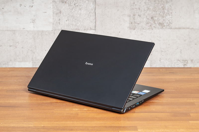 直線的でフラットな、標準的なデザインだが、漆黒のブラックは重厚な印象で、安っぽさは皆無