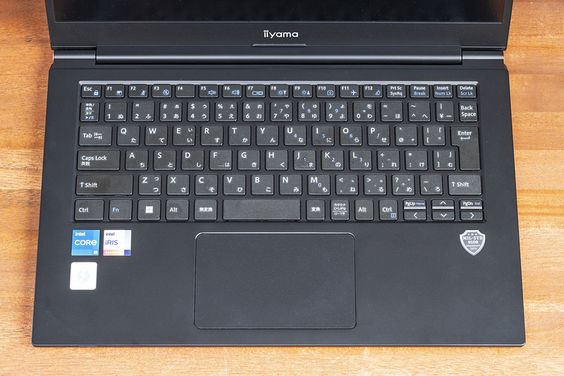 標準的な配列と19mmフルピッチ、ストローク約1.5mmの日本語キーボードは、実際にタイピングしてみても扱いやすく、軽快な操作が可能だ