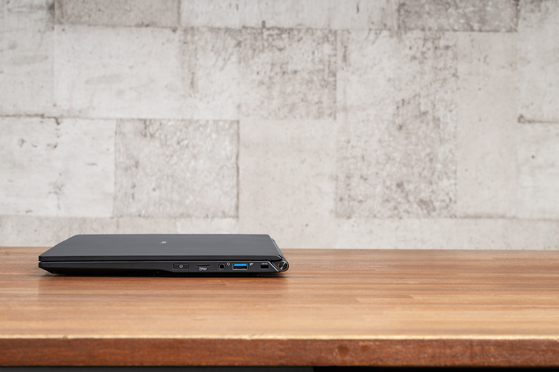 ディスプレイは180度水平まで開くため、無理やり開こうとして破損する心配が少ない