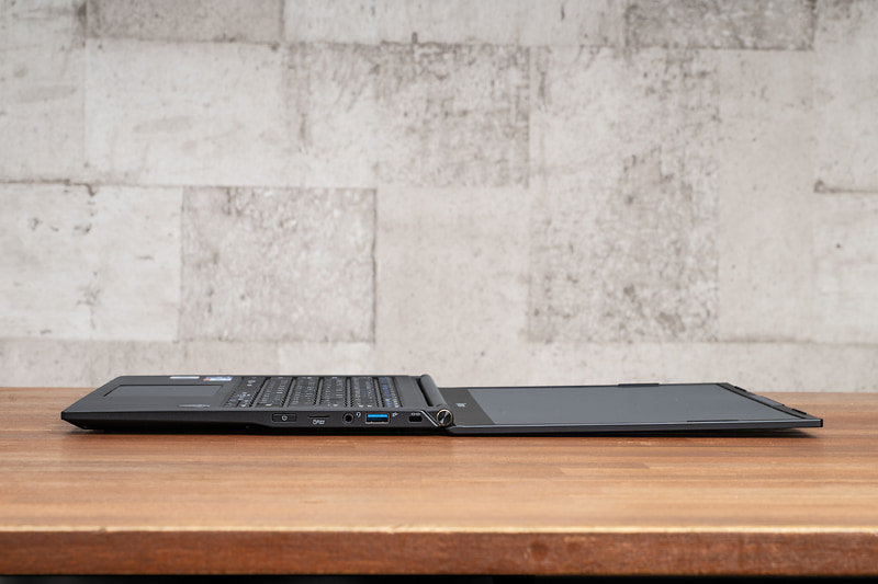 ディスプレイは180度水平まで開くため、無理やり開こうとして破損する心配が少ない