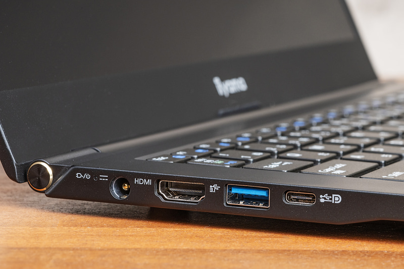 Thunderbolt 4、USB 3.2 Gen 2、USB 3.2 Gen 1、HDMI、microSDカードスロットなど、豊富な拡張ポートが備わっているため、周辺機器の利用も安心