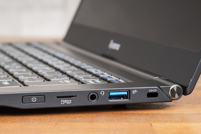 Thunderbolt 4、USB 3.2 Gen 2、USB 3.2 Gen 1、HDMI、microSDカードスロットなど、豊富な拡張ポートが備わっているため、周辺機器の利用も安心