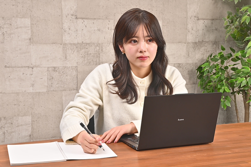 大学内でノートPCを使うなら、最低でも5時間以上のバッテリ駆動が可能なノートPCを選びたい